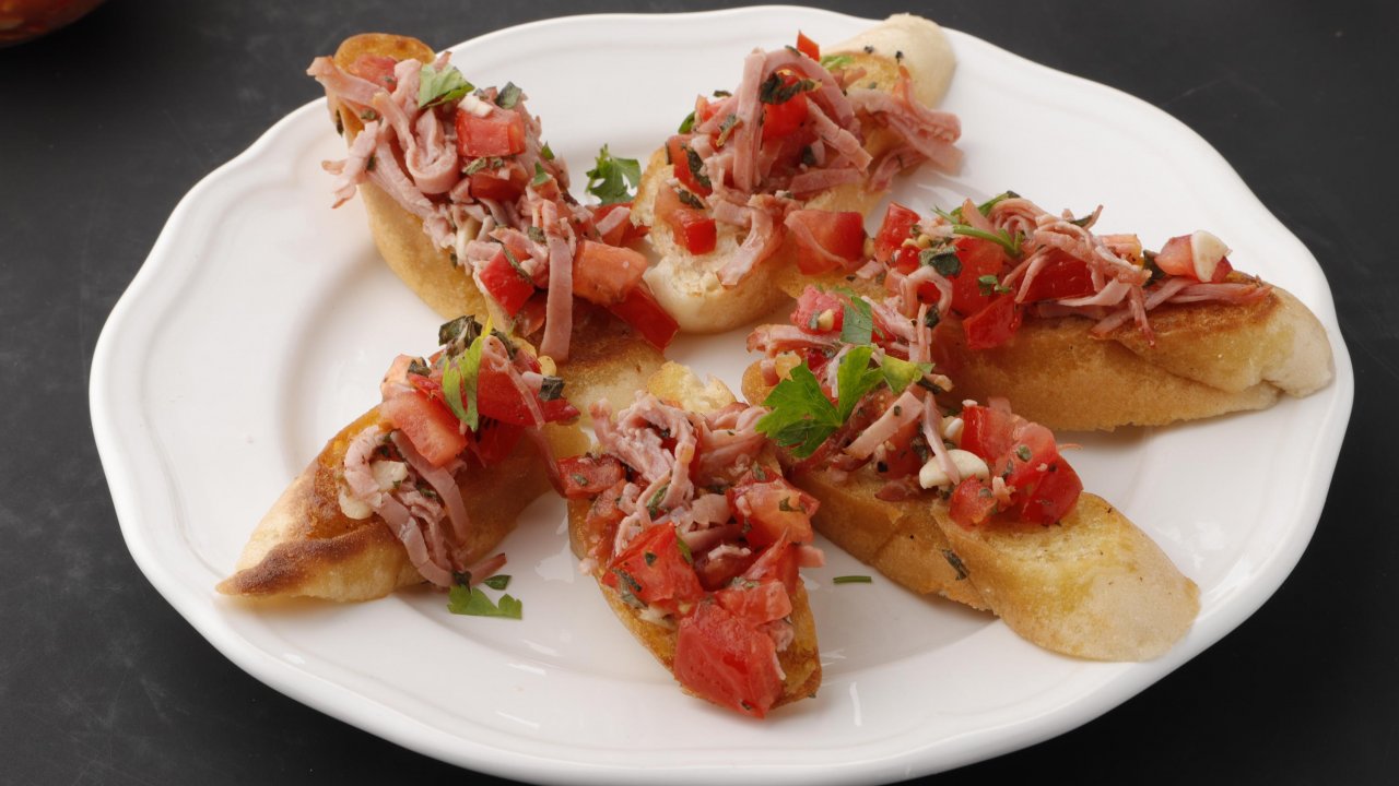 Paradicsomos, bazsalikomos bruschetta