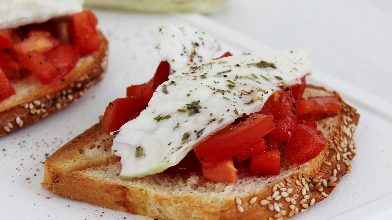 Bruschetta citromos-pácolt tengeri halfilével