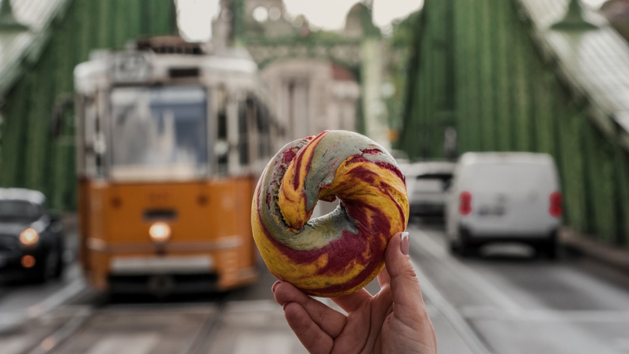 Először megfőzik, majd megsütik: különleges, vegán Rainbow Bagel érkezett Budapestre
