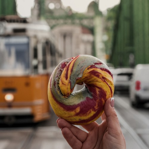 Először megfőzik, majd megsütik: különleges, vegán Rainbow Bagel érkezett Budapestre