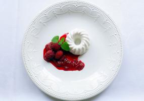 Kókusztejes panna cotta málnaraguval 