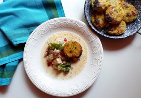 Tejszínes, brokkolis csirkeragu zöldfűszeres, pirított polenta tallérokkal