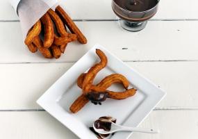 Churros tejszínes csokoládéval.