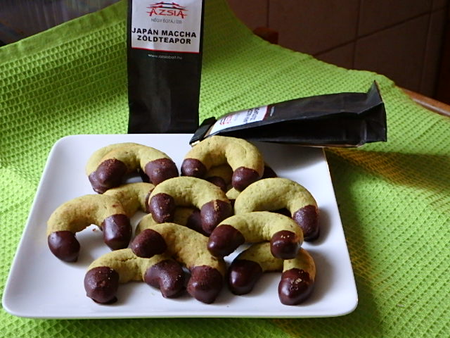 Matcha teás-pisztáciás csokis kifli