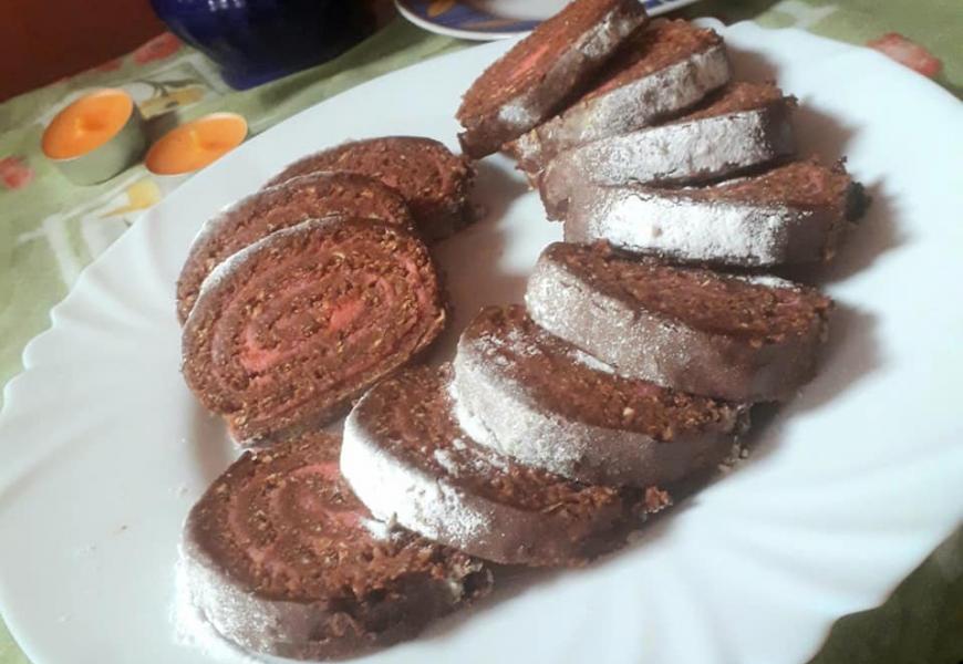 Keksz-tekercs , dióval és olvasztott kakaós mogyorós krémmel díszítve