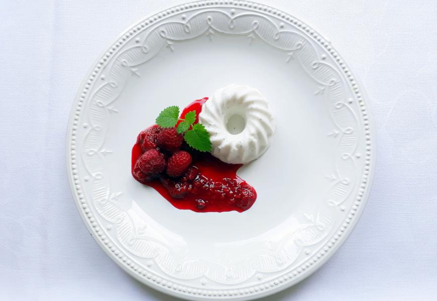 Kókusztejes panna cotta málnaraguval 