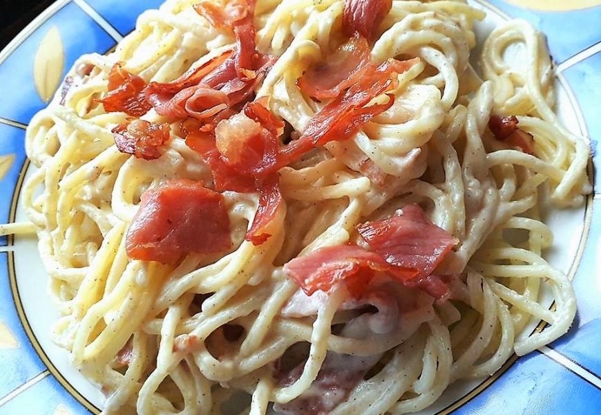  Sajtszószos-baconös spagetti  