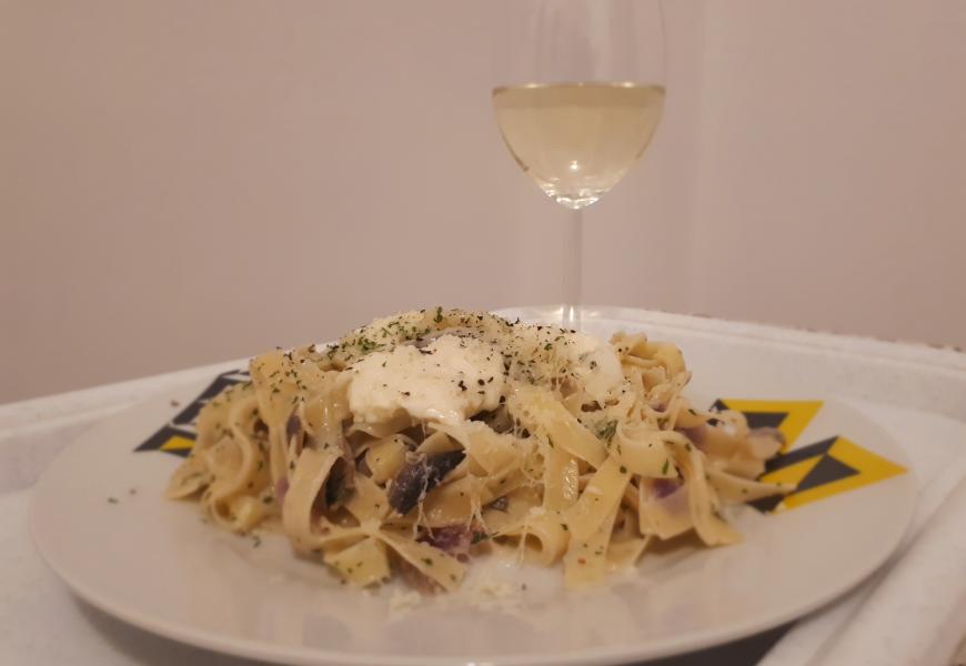 Tejszínes-gombás fettuccine, bivalymozzarellával