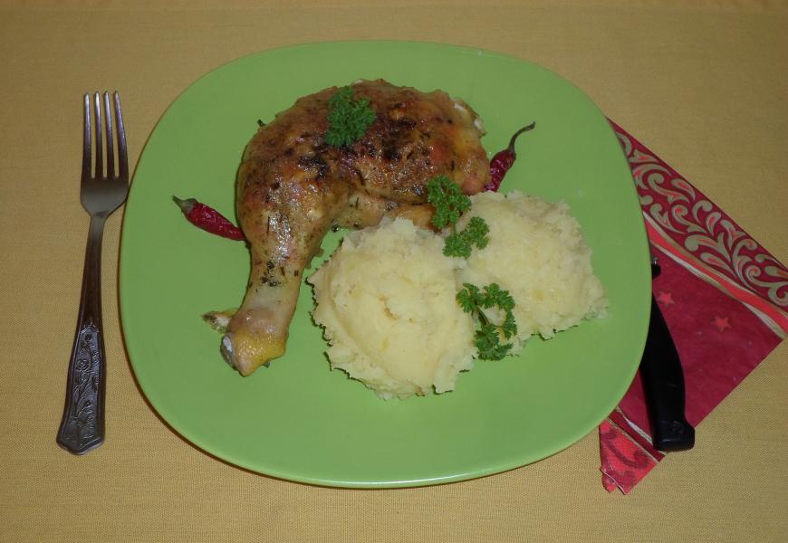 Főtt tojással és füstölt tarjával töltött csirkecomb