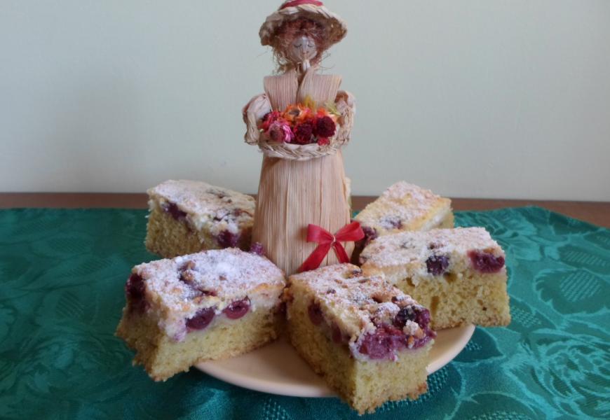 Bögrés túrós-meggyes süti