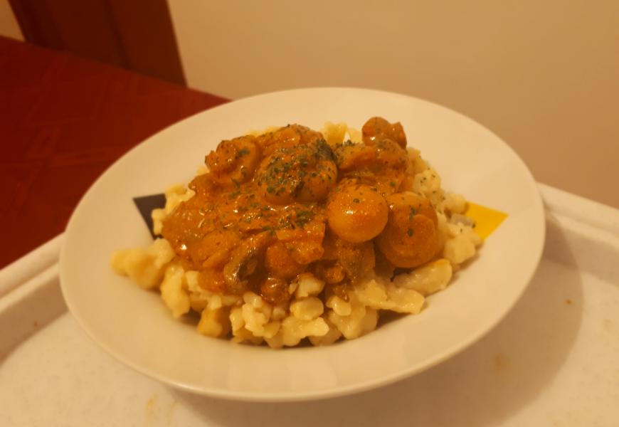 Gombapaprikás, pirított hagymás nokedlival