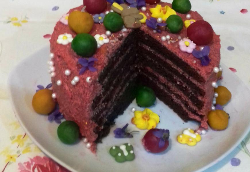 Málnakrémes csokoládétorta marcipántojásokkal 