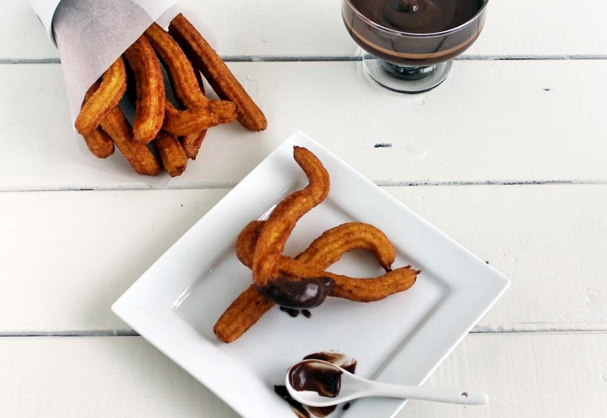 Churros tejszínes csokoládéval.