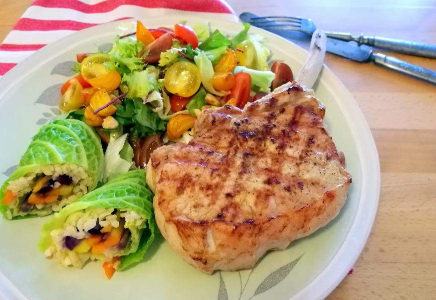 Csontos borjúkaraj színes salátával és répás chartreuse-zel