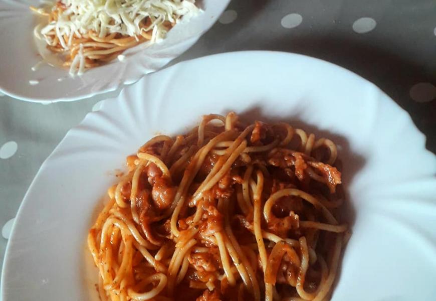 Sonkás paradicsomszószos spagetti 