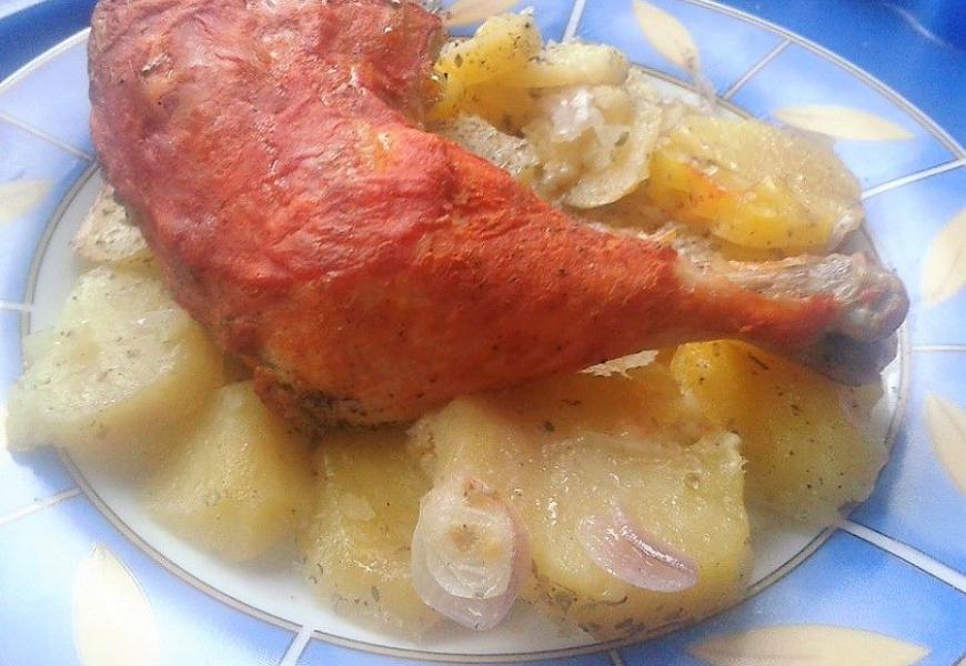 Mustáros csirke hagymás krumpliágyon